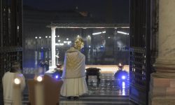 „Doamne, salvează-ne!”: Papa Francisc a oferit vineri o binecuvântare istorică ”Urbi et Orbi”