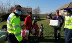 Mureş: Acţiune umanitară de Paşte a poliţiştilor din Râciu pentru familii nevoiaşe şi copii institutionalizaţi