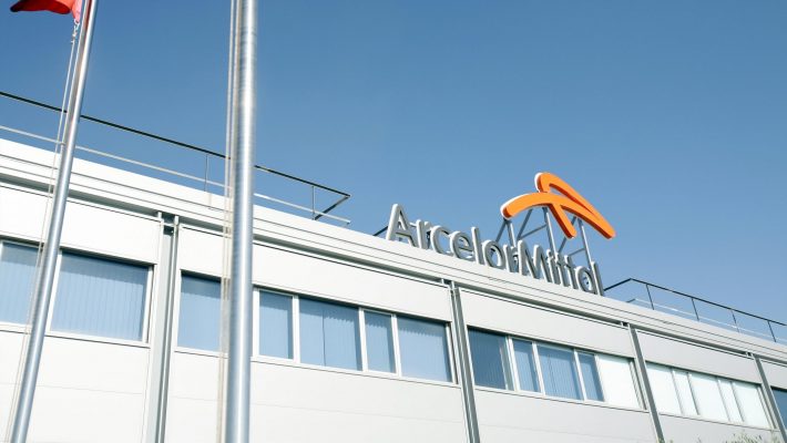 Hunedoara: Combinatul ArcelorMittal şi-a reluat activitatea; sindicaliştii solicită o compensare a şomajului tehnic
