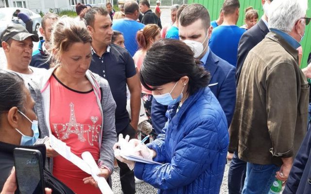 Ministrul Muncii, în vizită la ferma din Bornheim; administratorul judiciar al fermei s-a angajat să plătească lucrătorilor sumele restante