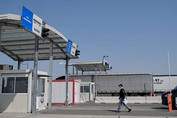 Europa începe să îşi redeschidă frontierele, dar nu se poate vorbi încă de o liberă circulaţie