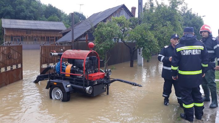 IGSU: Pompierii au acţionat în Alba, Bacău, Cluj, Covasna şi Tulcea pentru evacuarea apei din zeci de gospodării