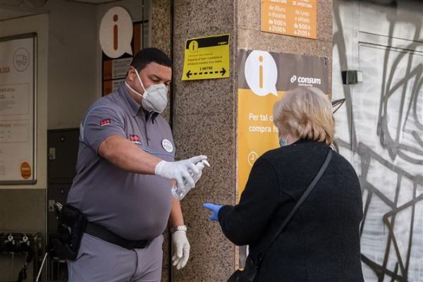 Spania înăspreşte restricţiile în timp ce creşte numărul focarelor de COVID-19