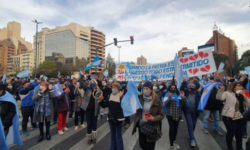 Mii de argentinieni manifestează împotriva izolării