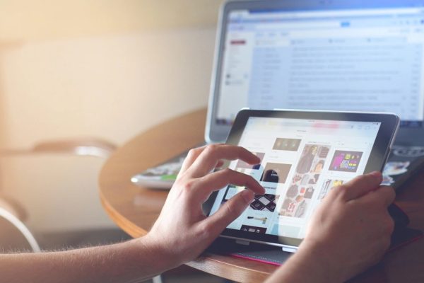 Senat: Suma pentru achiziţionarea de laptopuri/tablete pentru uz şcolar, majorată la 150 milioane euro