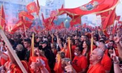 Zeci de mii de persoane au protestat în Muntenegru, la o săptămână după victoria în alegeri a opoziţiei pro-sârbe