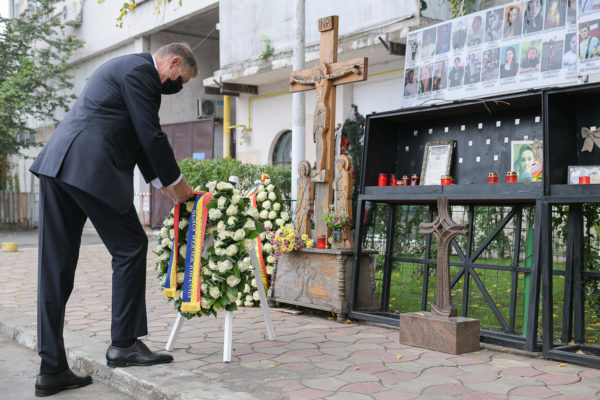 VIDEO Colectiv – 5 ani / Preşedintele Iohannis depune o coroană de flori în memoria victimelor incendiului