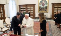 Papa Francisc a fost văzut din nou fără mască, în cadrul unei întrevederi cu premierul spaniol