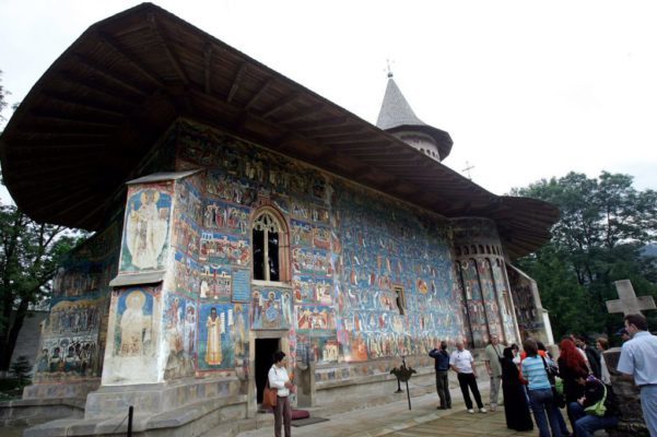 Suceava: La slujbele religioase de la bisericile din judeţ vor putea participa doar localnicii