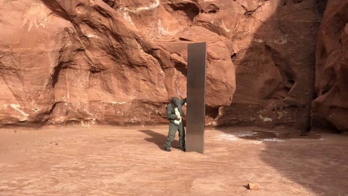 VIDEO Un misterios monolit din metal, descoperit de echipajul unei elicopter într-o regiune deşertică din Utah