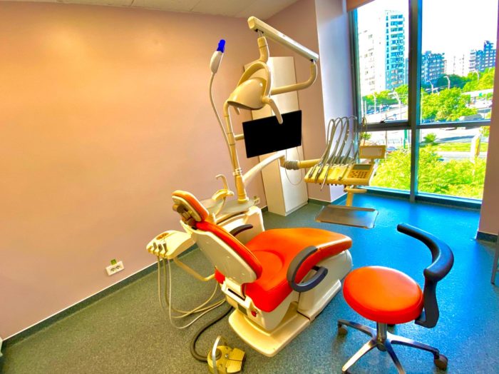 Înlocuirea dinților lipsă cu protetică dentară la Clinica Dr Saki Estetix