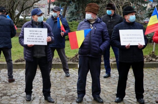 Angajaţii din transportul feroviar protestează în faţa Guvernului