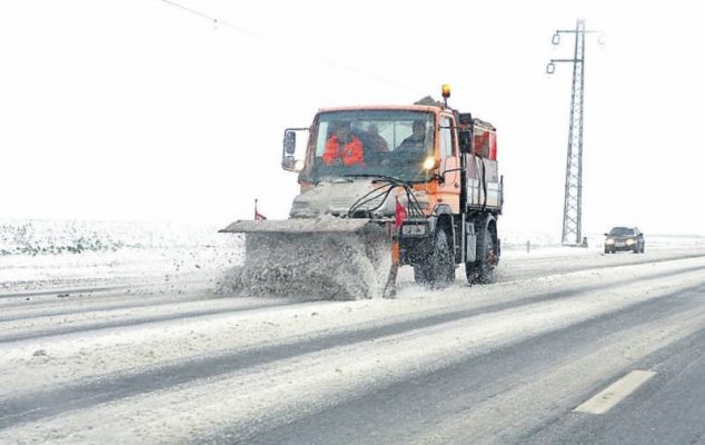 Drumarii au împrăştiat 3.593 tone material antiderapant în ultimele 12 ore
