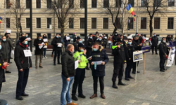 Sindicalişti din poliţie, administraţie publică, asistenţă socială şi penitenciare participă, miercuri, la un miting în faţa Ministerului Muncii