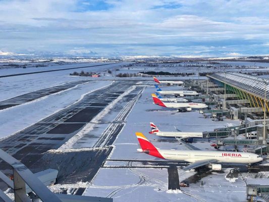 Spania: Aeroportul Madrid Barajas îşi reia activitatea după ninsorile abundente