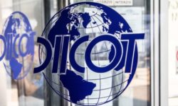 DIICOT: Peste 580.000 de parfumuri contrafăcute, introduse în ţară cu ajutorul a doi poliţişti şi trei vameşi