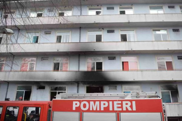 Guvern: Infrastructura veche şi instalaţia electrică subdimensionată, printre factorii care au favorizat incendiul de la “Matei Balş”