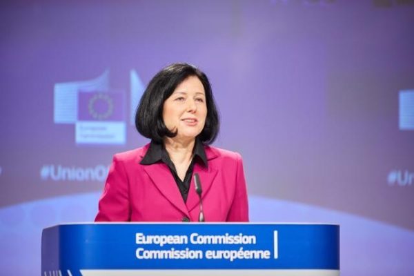 Libertatea presei: Vera Jourova atenţionează asupra evoluţiilor îngrijorătoare din Ungaria, Polonia şi Slovenia