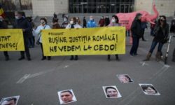 Protest în faţa Tribunalului Bucureşti după decizia de respingere a redeschiderii anchetei în dosarul ’10 august’