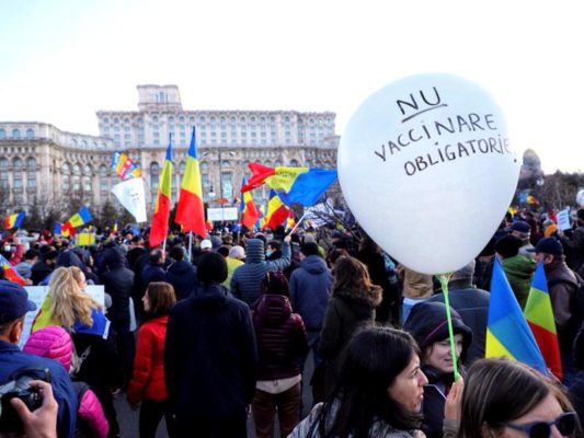 Sute de participanţi la o manifestaţie împotriva vaccinării obligatorii, în faţa Palatului Parlamentului