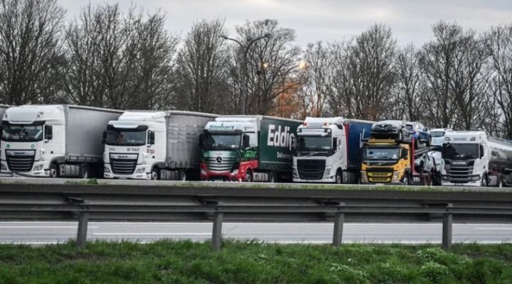 Arad: Transportatorii trag un semnal de alarmă cu privire la ‘atacuri tot mai dese’ asupra şoferilor în Franţa