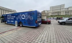 PMB: Peste 1.000 de persoane vaccinate anti-COVID, marţi, la centrul drive through din Piaţa Constituţiei