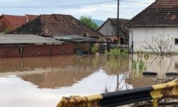 Satu Mare: Peste 110 gospodării inundate, zeci de familii evacuate şi drumuri afectate, în urma revărsării apelor