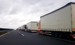 Transportatorii români cer ajutorul autorităţilor franceze şi europene pentru protejarea şoferilor profesionişti