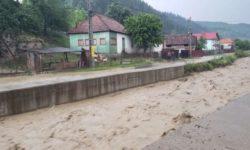 Bacău: Peste 100 de gospodării din Palanca şi Brusturoasa au fost inundate de viituri