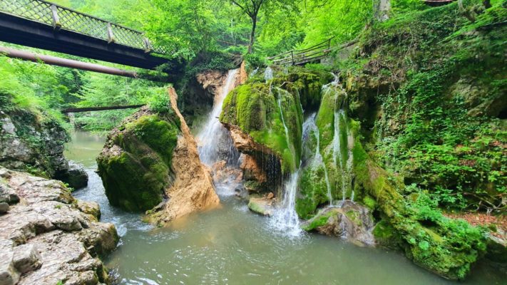 Cascada Bigăr s-a prăbuşit luni din cauze naturale