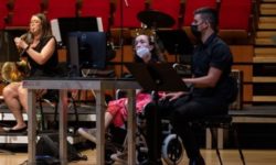 Grecia: Datorită tehnologiei, o tânără cu dizabilităţi poate să cânte la harpă cu ochii