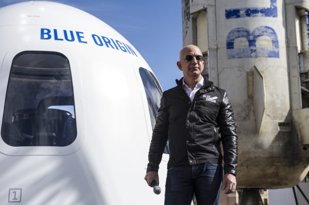 VIDEO Jeff Bezos, cel mai bogat om de pe planetă, a decolat spre spaţiu la bordul rachetei New Shepard