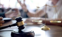 Legea prin care incitarea la violenţă, ură sau discriminare se pedepseşte cu închisoare de la 6 luni la 3 ani, sesizată la CCR