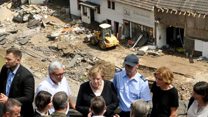 Politicienii trebuie să ţină mai mult cont de climă, notează Angela Merkel, în vizită în zonele inundate