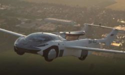 VIDEO Slovacia: O maşină cu aripi a zburat 80 de km şi apoi a circulat prin centrul capitalei Bratislava