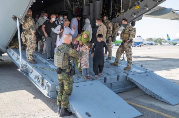 Germania îşi sporeşte ajutorul umanitar pentru Afganistan cu 500 milioane de euro şi continuă evacuările