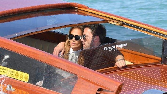 Ben Affleck şi Jennifer Lopez şi-au făcut apariţia împreună la Veneţia