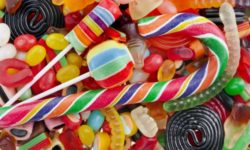 Doi din trei copii mănâncă dulciuri zilnic (studiu)