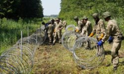 Lituania şi Letonia instalează bariere la graniţa cu Belarus