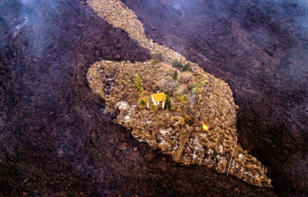 Spania: O casă, ”cruţată” în mod miraculos de lava devastatoare a vulcanului de pe insula La Palma