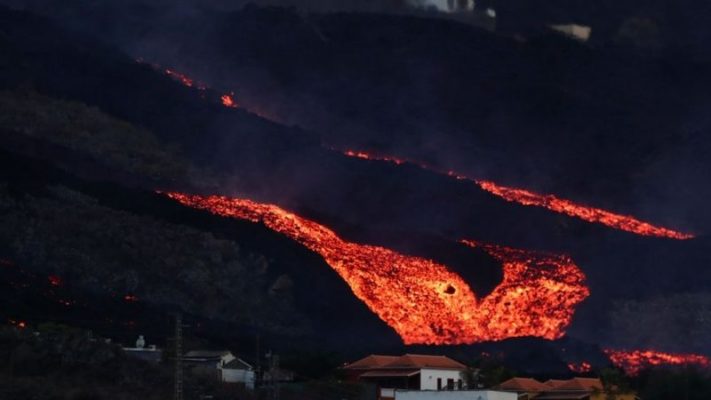 Alte 300 de persoane evacuate din cauza scurgerilor de lavă din La Palma
