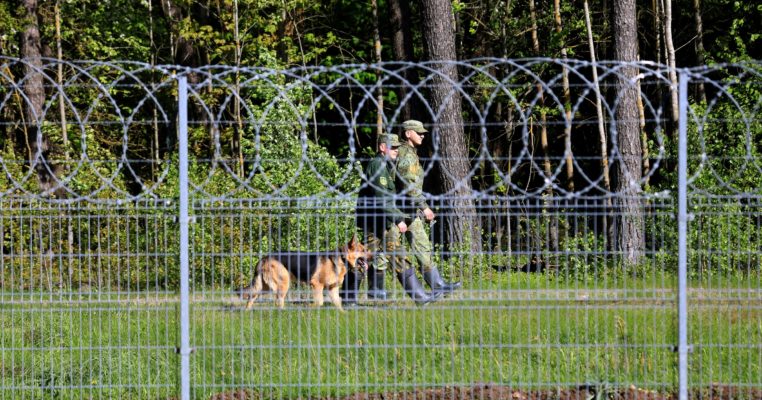 Migranţi: Letonia extinde starea de urgenţă la frontiera cu Belarus