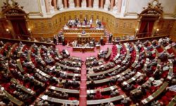 Senatul francez refuză să prelungească ”permisul sanitar” până la 31 iulie 2022