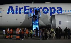 Un avion cu 160 de refugiaţi afgani a aterizat în Spania