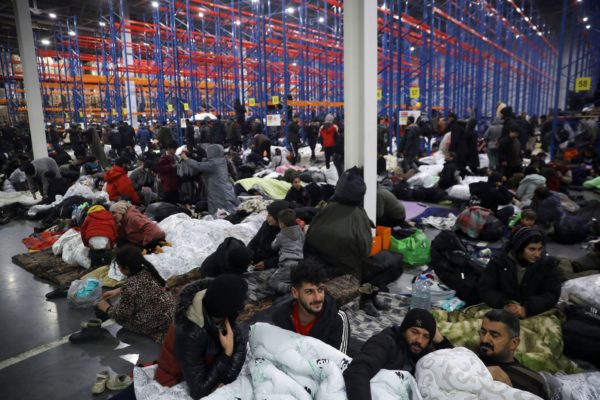 VIDEO Migranţii de la frontiera dintre Belarus şi Polonia au fost mutaţi într-un centru de primire