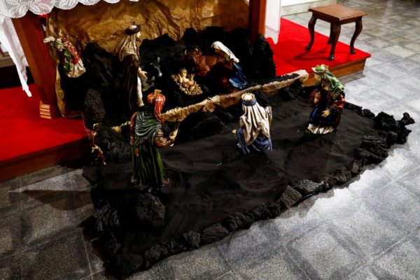 Scena Naşterii Domnului, construită din cenuşă şi roci vulcanice provenite din erupţia de pe insula La Palma