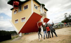 Columbia: O casă construită cu susul în jos atrage vizitatorii aflaţi în căutarea unei distracţii după carantină