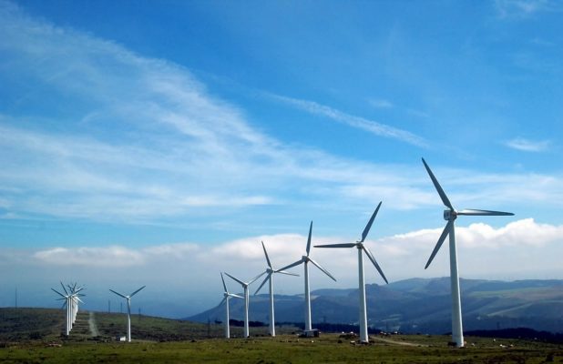 Turbinele eoliene din România produc energie cât trei reactoare nucleare, luni după-amiaza