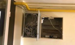 Arad: Zeci de asociaţii de proprietari cer operatorilor de telecomunicaţii să-şi ridice cablurile şi echipamentele abandonate în blocuri