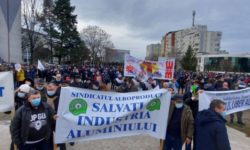 Sindicatele de la ALRO Slatina şi de la Alum Tulcea organizează un miting de protest în faţa Guvernului